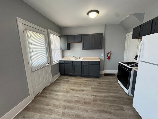 Building Photo - Pet-Friendly 2 Bed Townhome Across from Stephens Park | Utilities Included