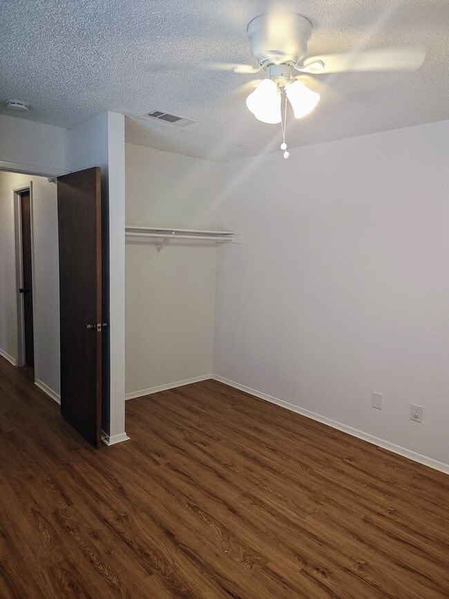 Building Photo - 1114 Royal Crest Dr