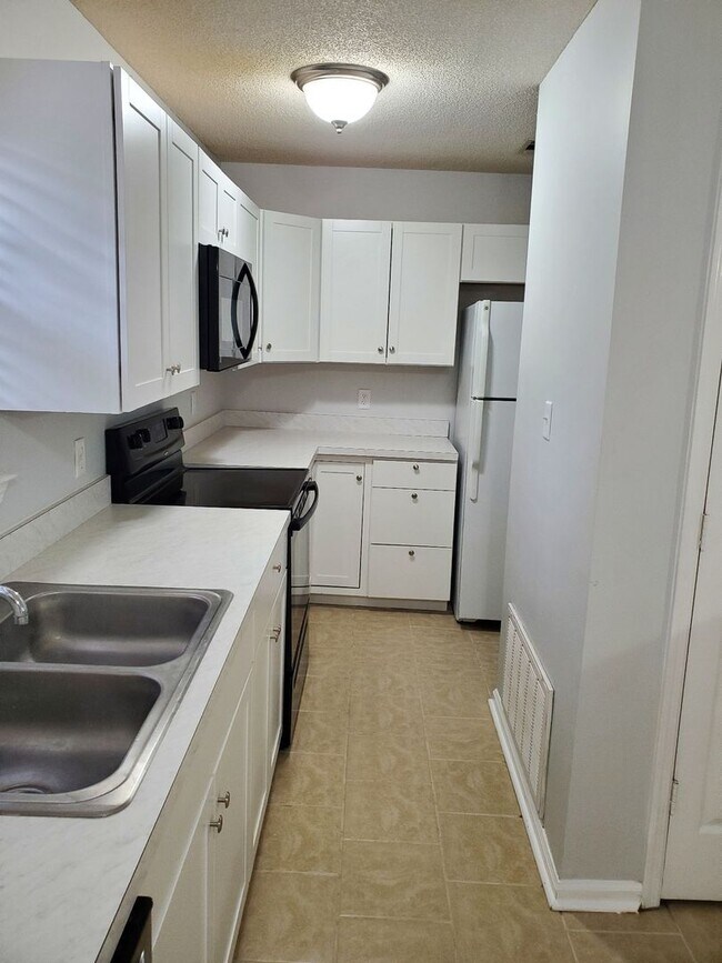Building Photo - **Newly remodeled kitchen **  2 bedroom, 2bath Isle of Hope home with fenced in backyard and scre...