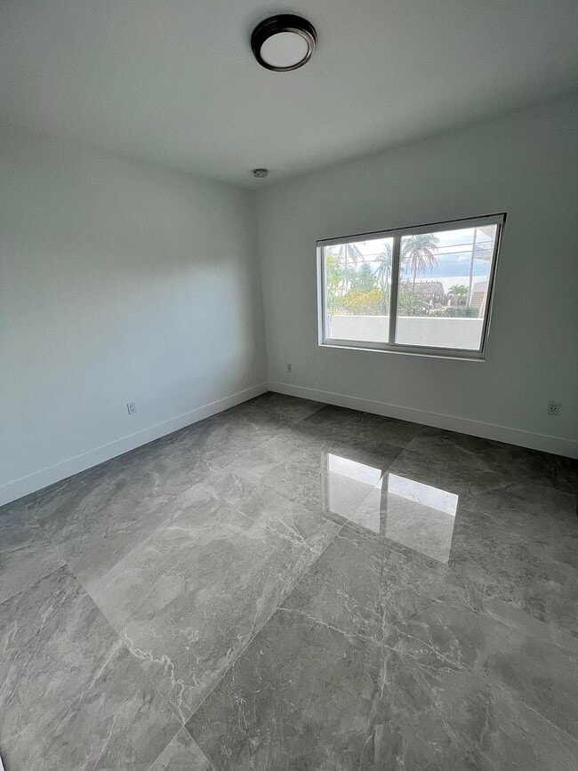 Building Photo - 229 W Seaview Cir