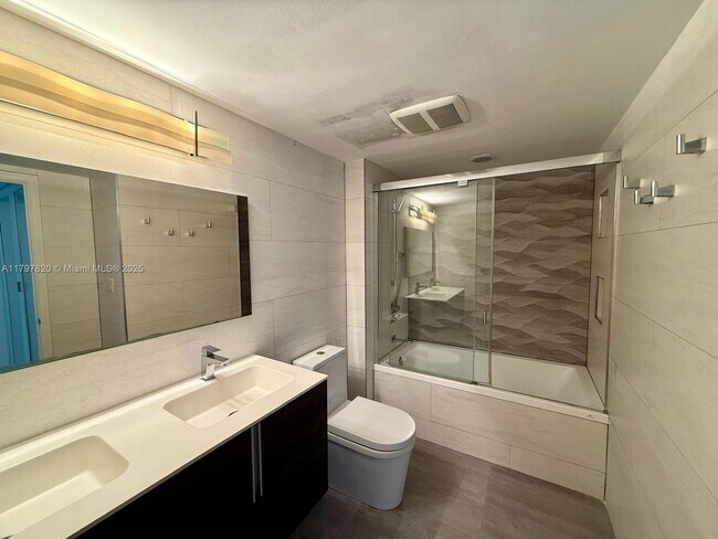 Building Photo - 1155 Brickell Bay Dr