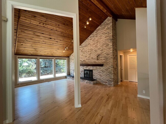 Building Photo - Fantastic 4 bed 3 bath home in the Highlan...