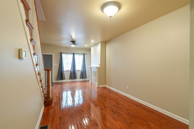Building Photo - 2022 S Opal St