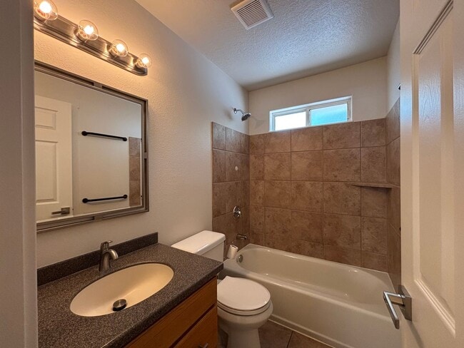 Building Photo - SPACIOUS 2 BEDROOM TOWNHOME FOR RENT!