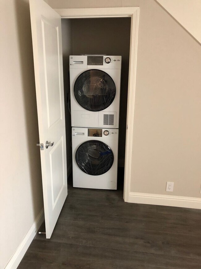 Building Photo - Recently Renovated 2 Bedroom 1 Bath, Two-L...