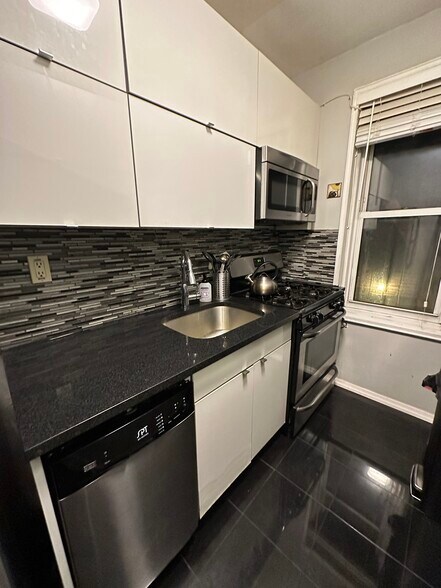Building Photo - 350 E 30th St