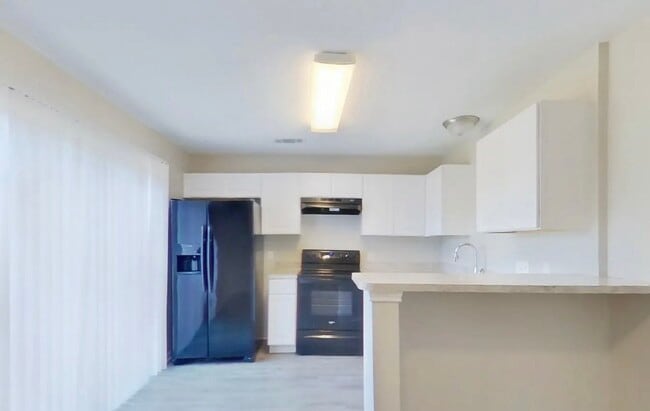 Building Photo - MOVE IN READY