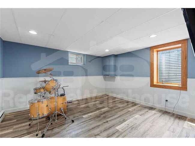 Building Photo - Available 11/1 - very well maintained 4 be...
