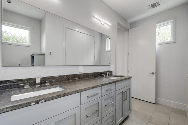 Building Photo - 809 Bouldin Ave