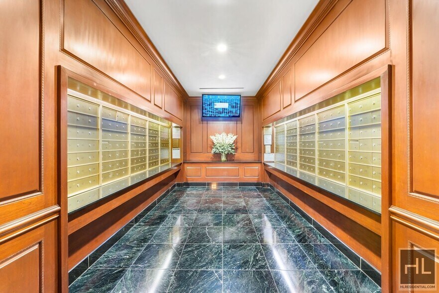 Building Photo - 220 E 65th St