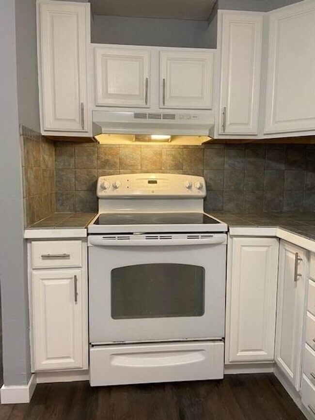 Building Photo - Single-Family Home in Hollister