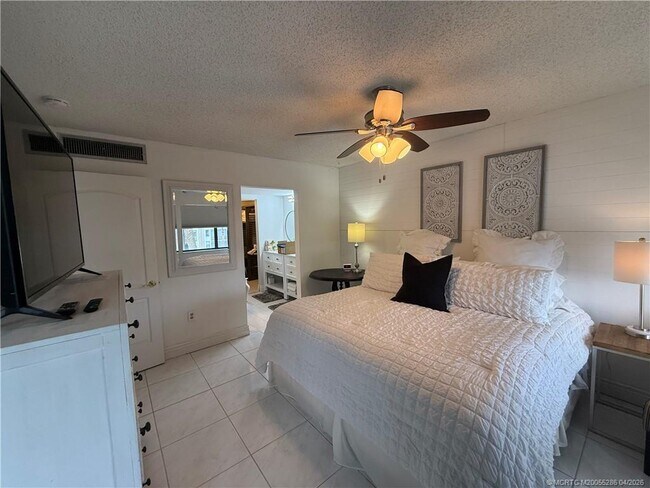 Building Photo - 1950 SW Palm City Rd