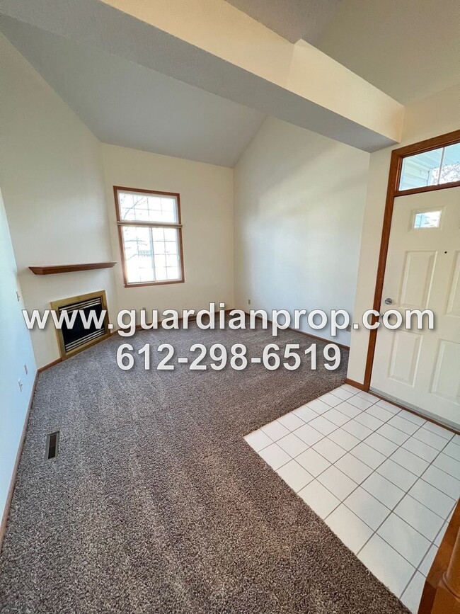 Building Photo - End Unit Woodbury Townhouse Available Now,...