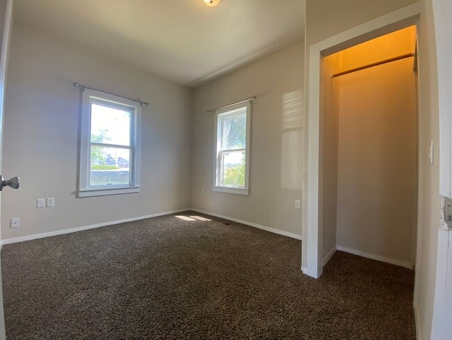 Building Photo - 2 Bed, 1 Bath House with Laundry Across fr...