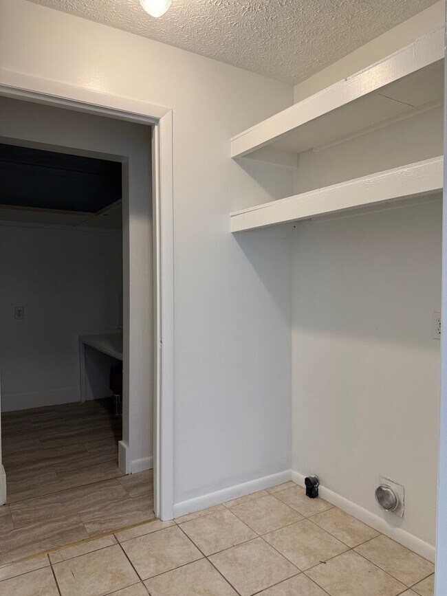 Building Photo - 3-bedroom, 2-bath brick ranch in Black Mountain