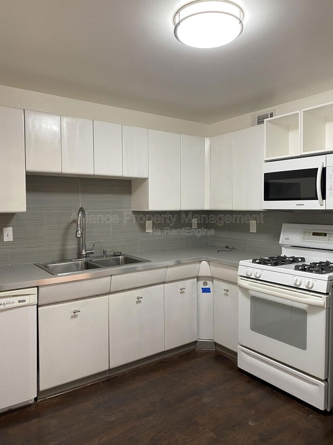 Building Photo - 2605 Lark Dr