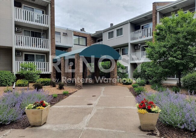 Building Photo - Available Now 2 Bedroom 1 Bath Condo in Fridley