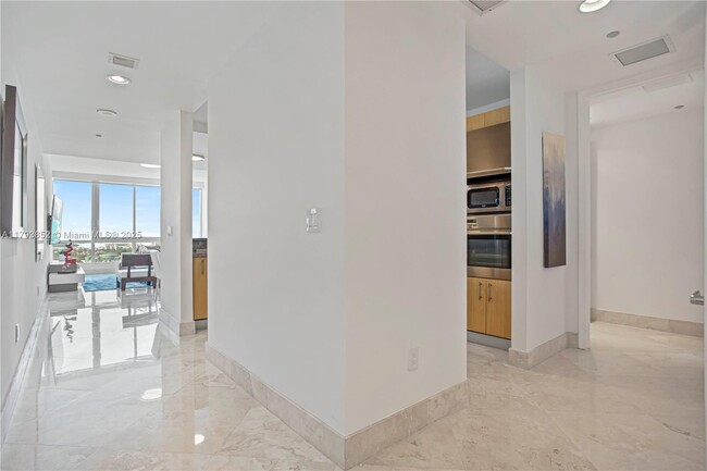 Building Photo - 100 South Pointe Dr