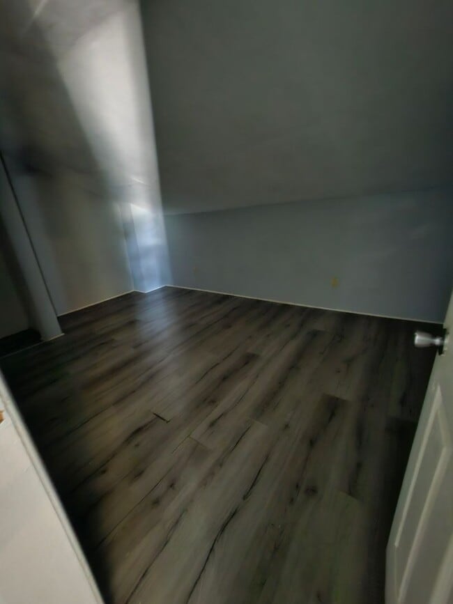 Building Photo - Upper 2 bedroom unit GAS INCLUDED