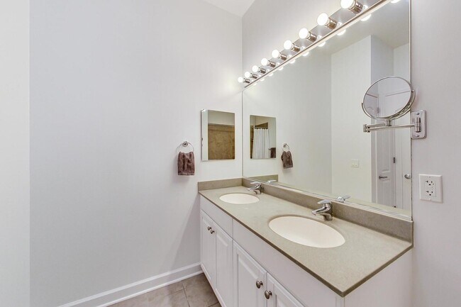 Building Photo - 420 E Waterside Dr