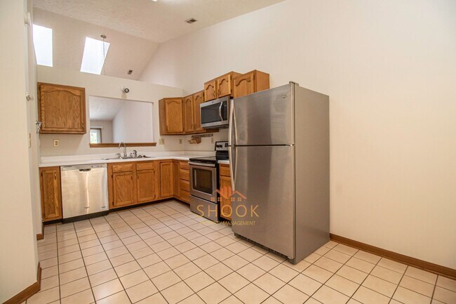 Building Photo - AVAILABLE IN AUGUST - CUTE AND COZY 3 BR HOME IN DESIRABLE NEIGHBORHOOD