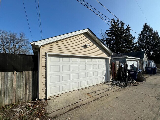 Building Photo - 1834 Illinois St