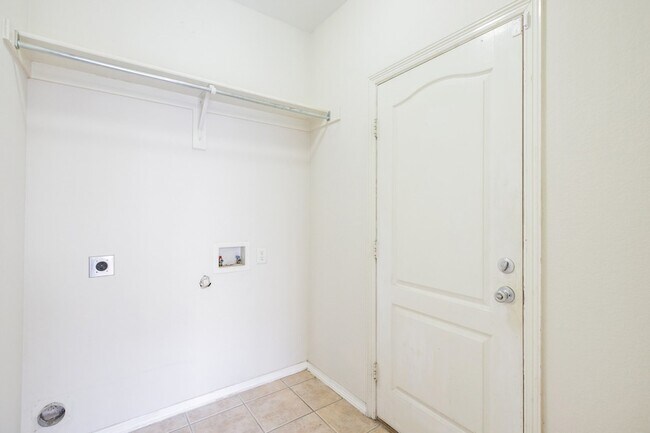 Building Photo - 3900 Braxton Ln