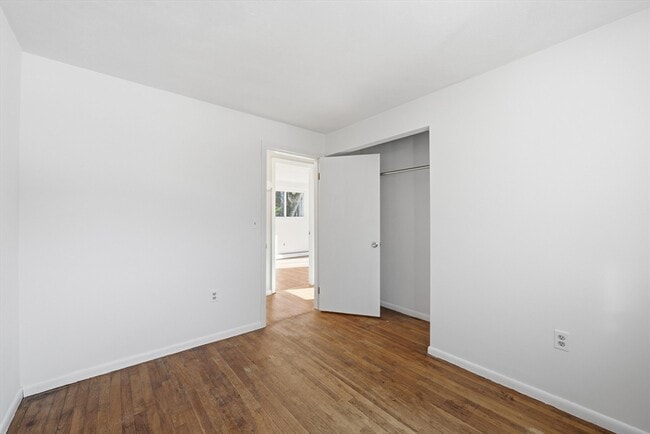 Building Photo - 43 Little John Dr