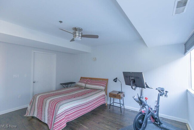 Building Photo - 701 W Lakeside Ave