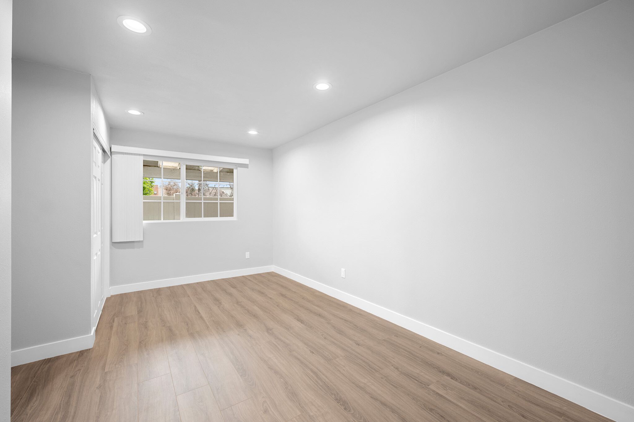 Building Photo - 16132 Chatsworth St