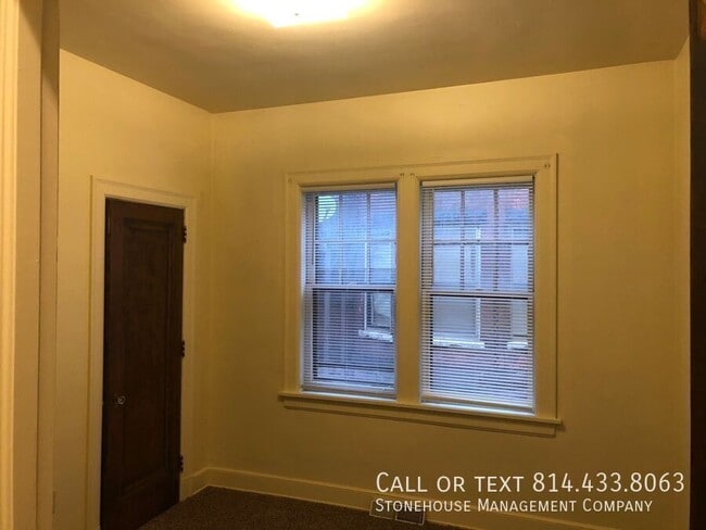 Building Photo - 360 W 7th St