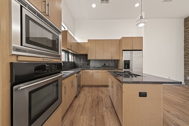 Building Photo - 724 Ruthven St