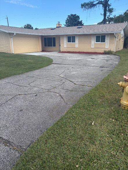 Building Photo - 1317 Golfview Dr