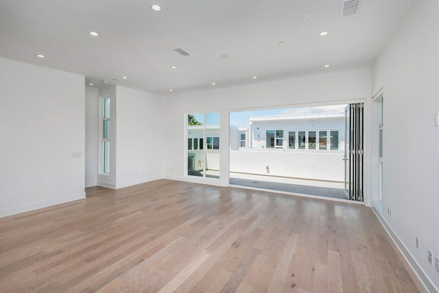 Building Photo - 857 1/2 Hyperion Ave