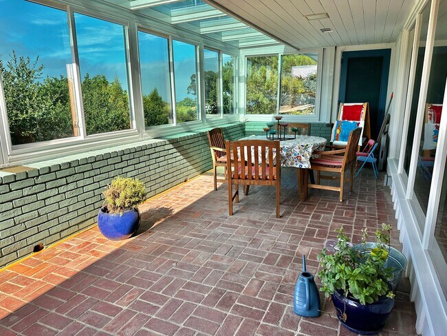 Building Photo - Hatton Fields Retreat with Guest Suite and...
