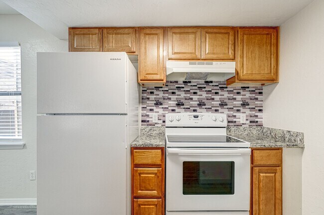 Building Photo - $899 Move In Special - Beautiful 2 bedroom 2 bathroom Apartment with Washer/Dryer hookups