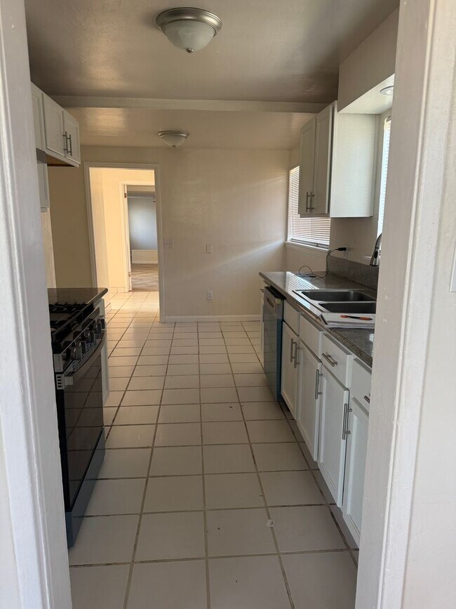 Building Photo - NE 4 bedroom home by Bakersfield College