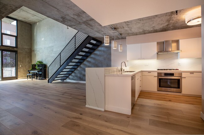 Building Photo - Little Italy, Loft Style 2bed 2bath 2 park...