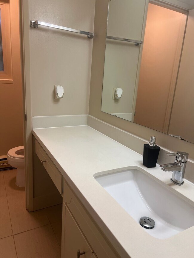 Building Photo - Spacious Fremont 2BR/1BA, split level with private balcony, recently remodeled kitchen!