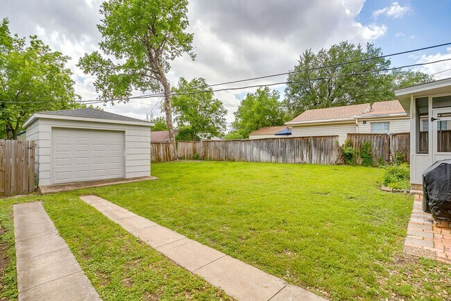 Building Photo - Pristine 2 Bed, 1 Bath Home for Rent in the Cultural District- 76107