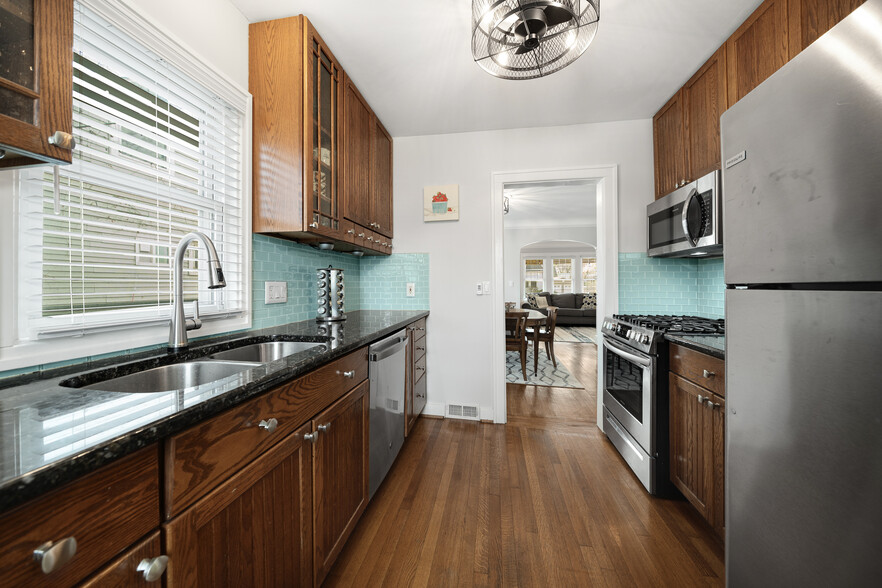 kitchen - 694 W Hazelhurst St