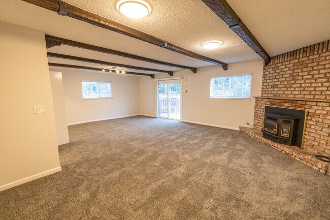 Building Photo - Large updated home in San Mateo Village!
