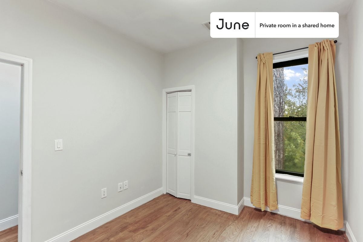 Building Photo - Private bedroom in 4 bed/1 bath Home