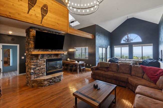 Building Photo - 8120 Stonegate Dr