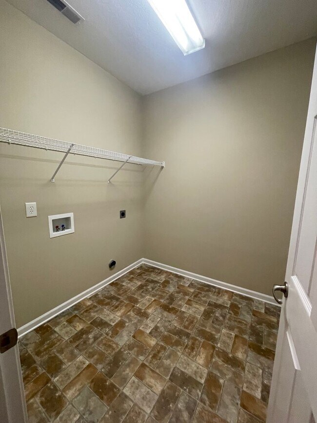 Building Photo - Charming Ranch-Style Townhouse!