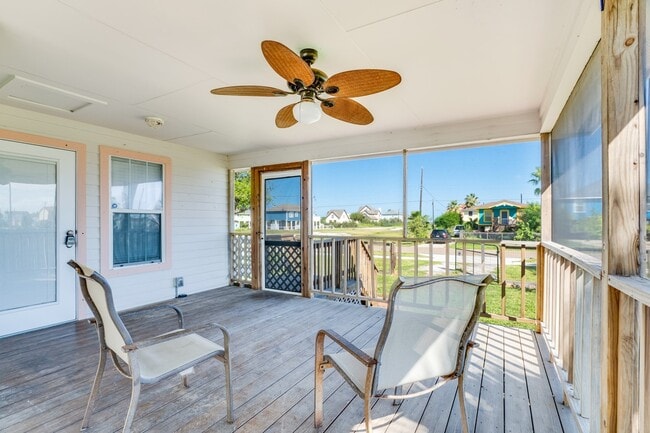 Building Photo - 1307 S Live Oak St