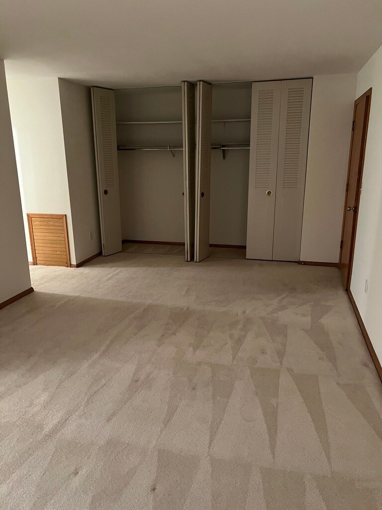 Lot of closet - 529 17th Ave N