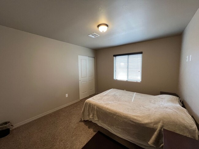 Building Photo - SOLAR HOME!!