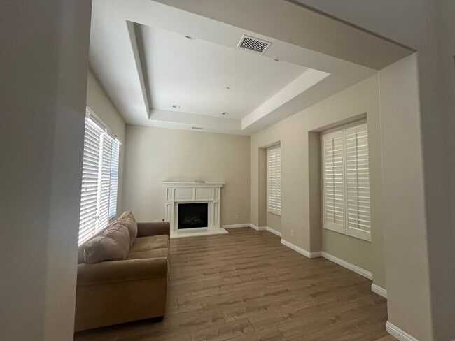 Building Photo - Beautiful San Dimas Home in Gated Community