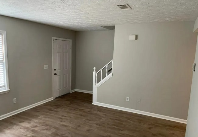 Building Photo - 2 bed 2.5 bath in Stockbridge!